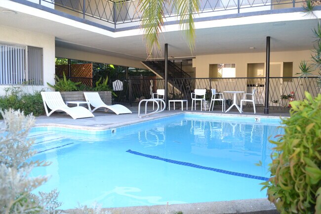 Piscina resplandeciente - Royal Gardens Arcadia