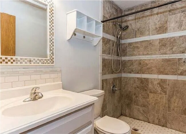 Foto del edificio - Spacious 3-Bed, 2-Bath Duplex with Fenced ...