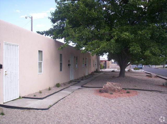 Foto del edificio - 342-350 Estancia Dr NW