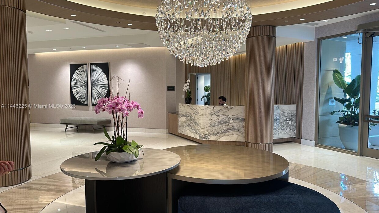 Foto principal - 888 Brickell Key Dr