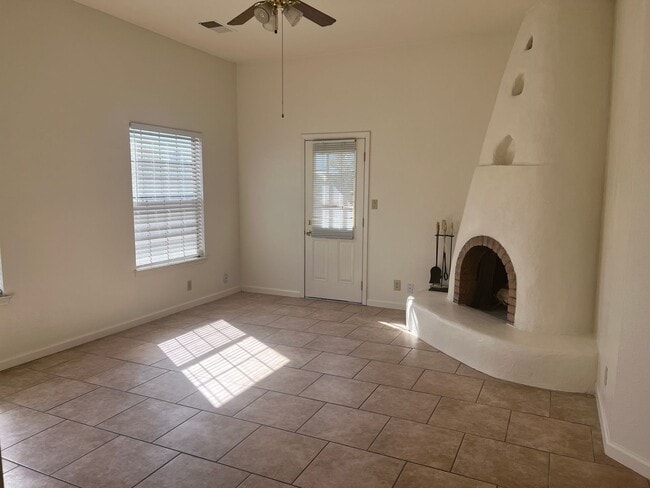Building Photo - 1 week free! 2 Bedroom w/ fireplace, gated entrance for privacy and 2 CG