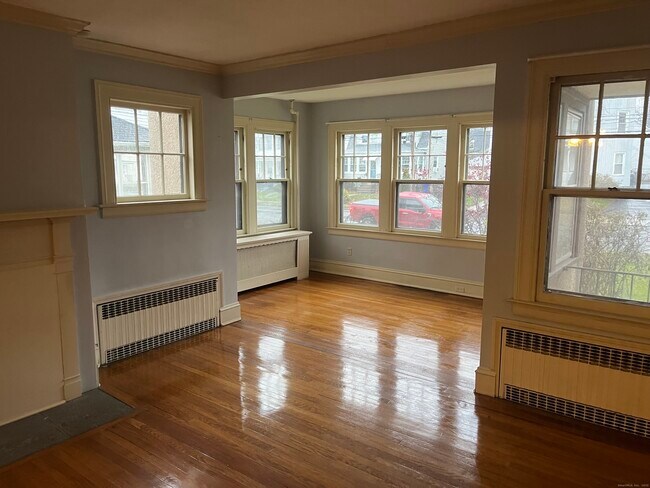 Foto del edificio - 52 Quaker Ln S