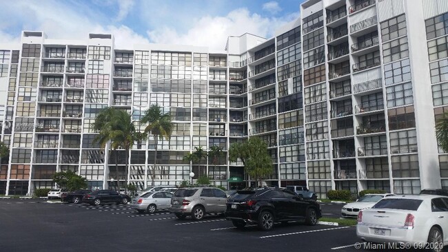 Foto del edificio - 800 Parkview Dr