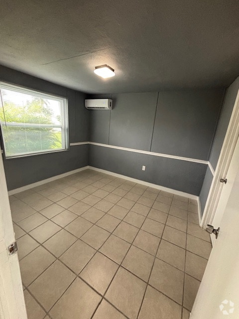 Building Photo - 1064 N Tamiami Trl