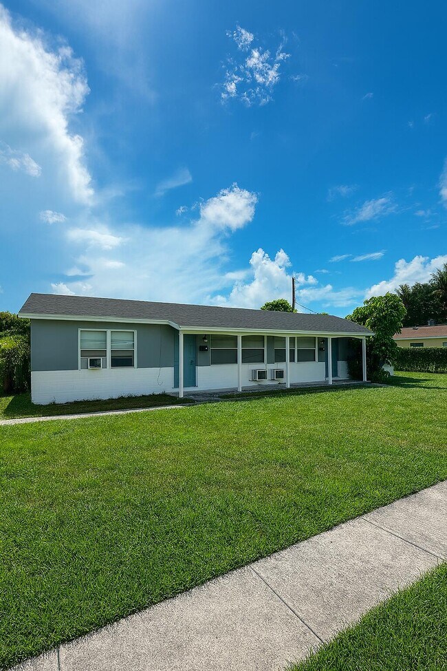 Foto del edificio - 451 Silver Beach Rd