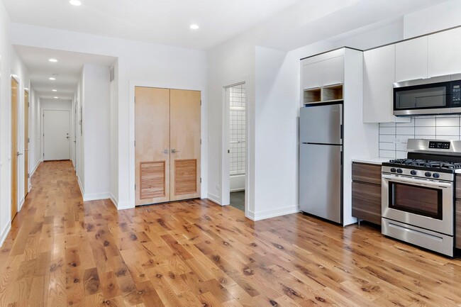 Foto del edificio - 319 E 44th St