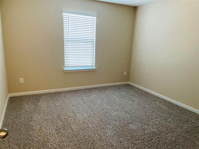 Building Photo - 1905 Dahlia Way