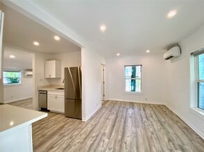 Building Photo - 2025 Brun St