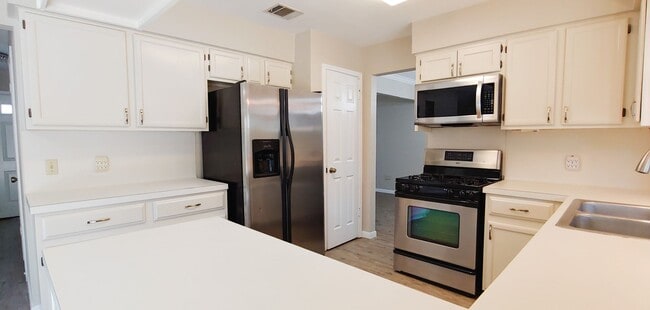 Foto del edificio - Discover Comfort and Style: 4-Bed, 2.5-Bat...