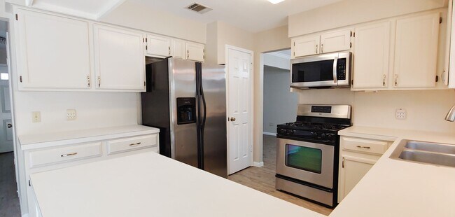 Building Photo - Discover Comfort and Style: 4-Bed, 2.5-Bath Oasis in North Central Gracywoods!