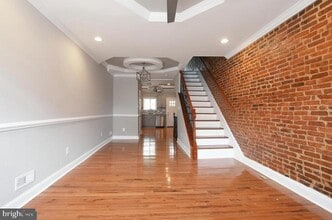 Building Photo - 2624 Llewelyn Ave