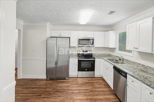 Building Photo - 1772 N Oak Dr