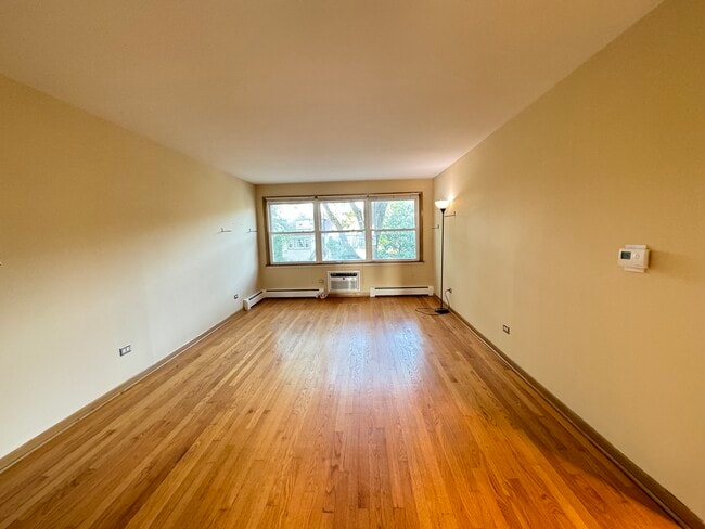 Sala de estar - 5651 N Miltimore Ave