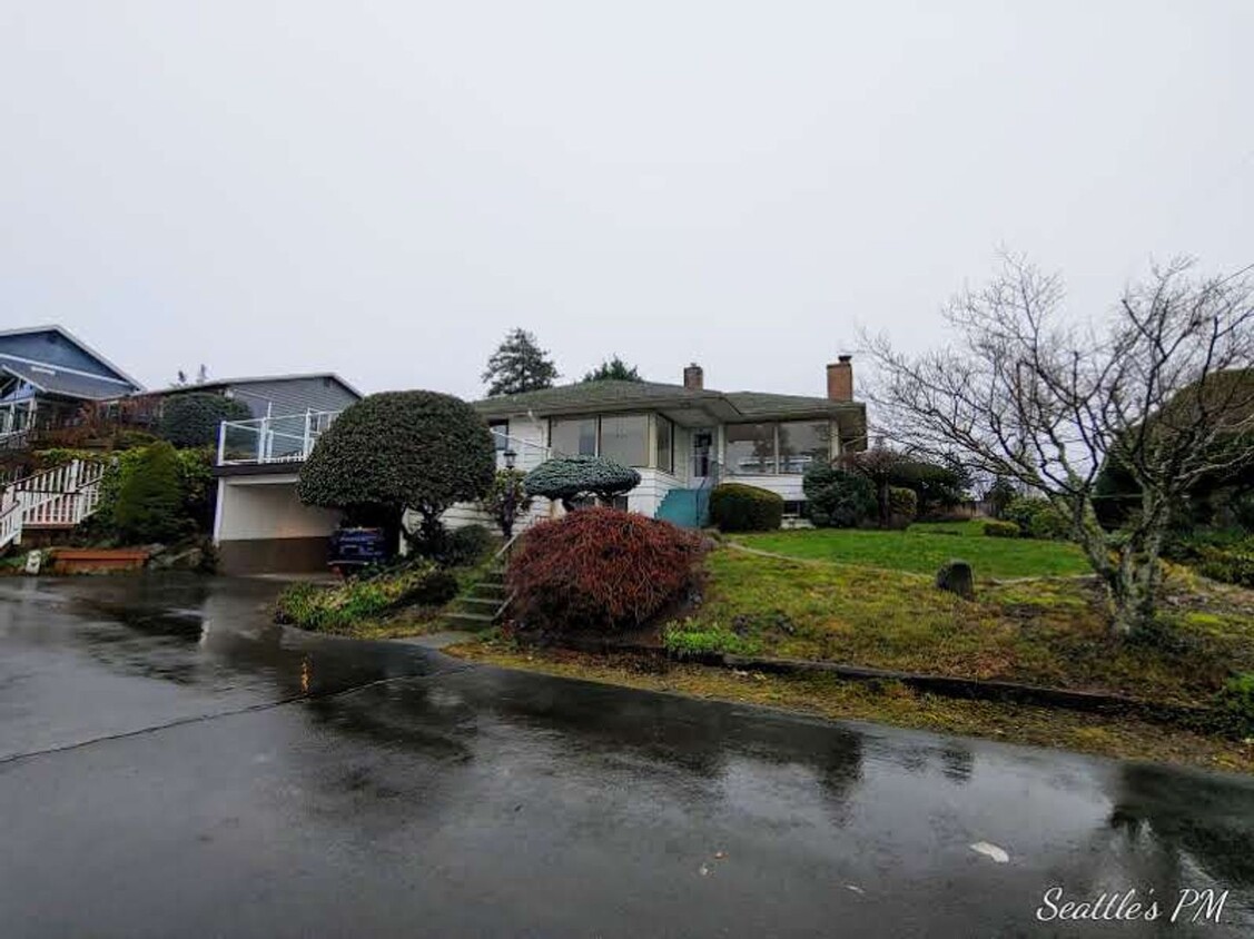 Primary Photo - Stunning Water Views Home in Coveted Richm...