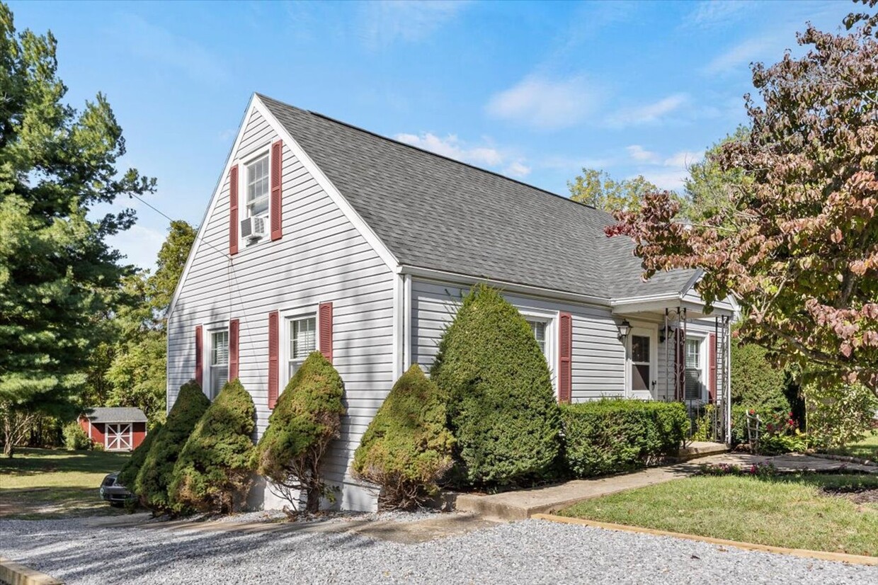 Primary Photo - Great 3 Bedroom Cape in Staunton Ready NOW!