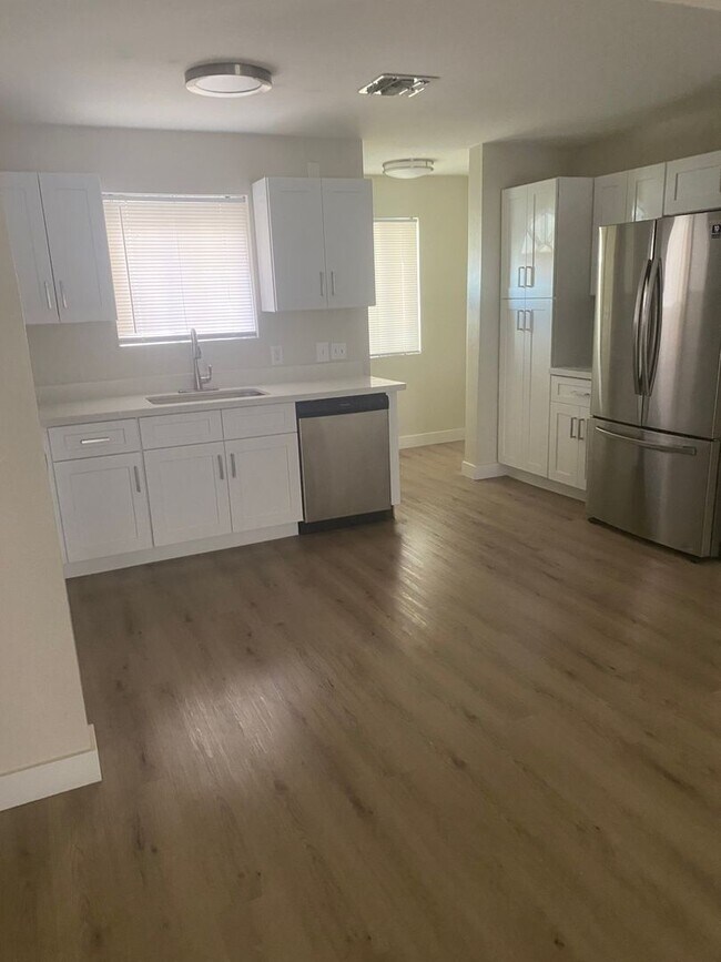 Building Photo - Newly Remodeled 2 bed 2 bath Town-homes in Central Phoenix!! Gated and Pool *** Move-in Special! ...