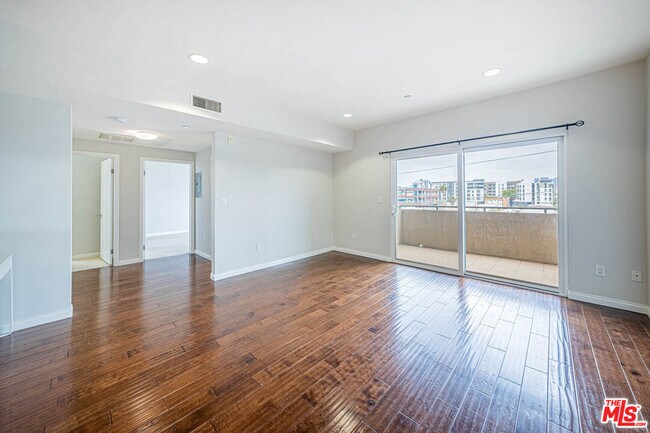 Foto del edificio - 1029 S Hobart Blvd