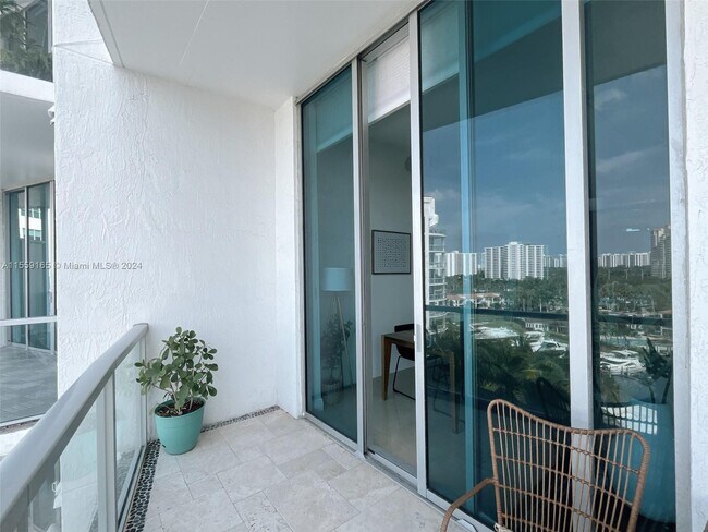 Foto del edificio - 3029 NE 188th St