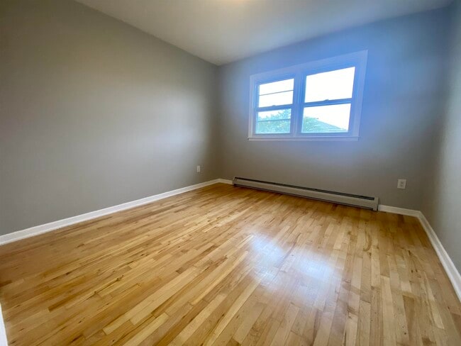 Building Photo - 33 E 51st St
