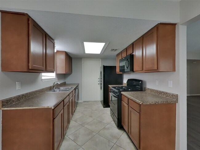 Building Photo - 1911 Deaf Smith Dr