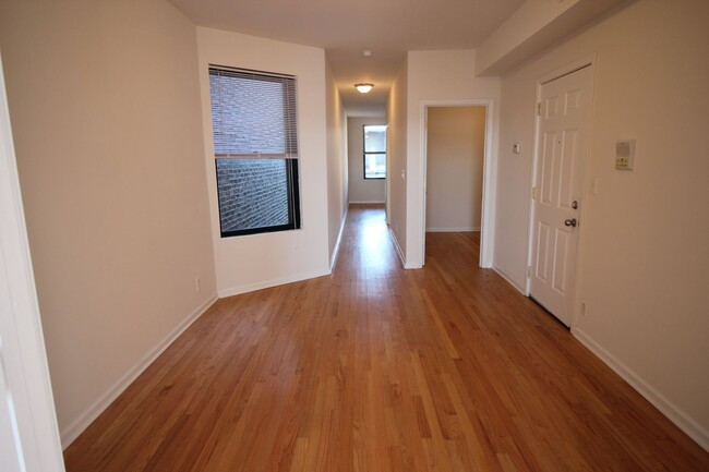 Building Photo - 3320 W Lawrence Ave