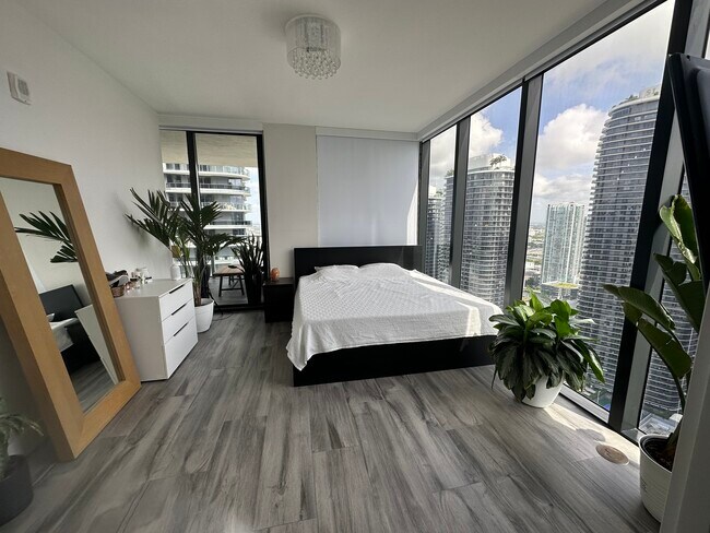 Building Photo - 1010 Brickell Ave