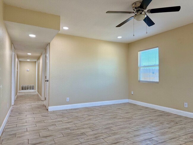 Building Photo - 609 Howard Dr