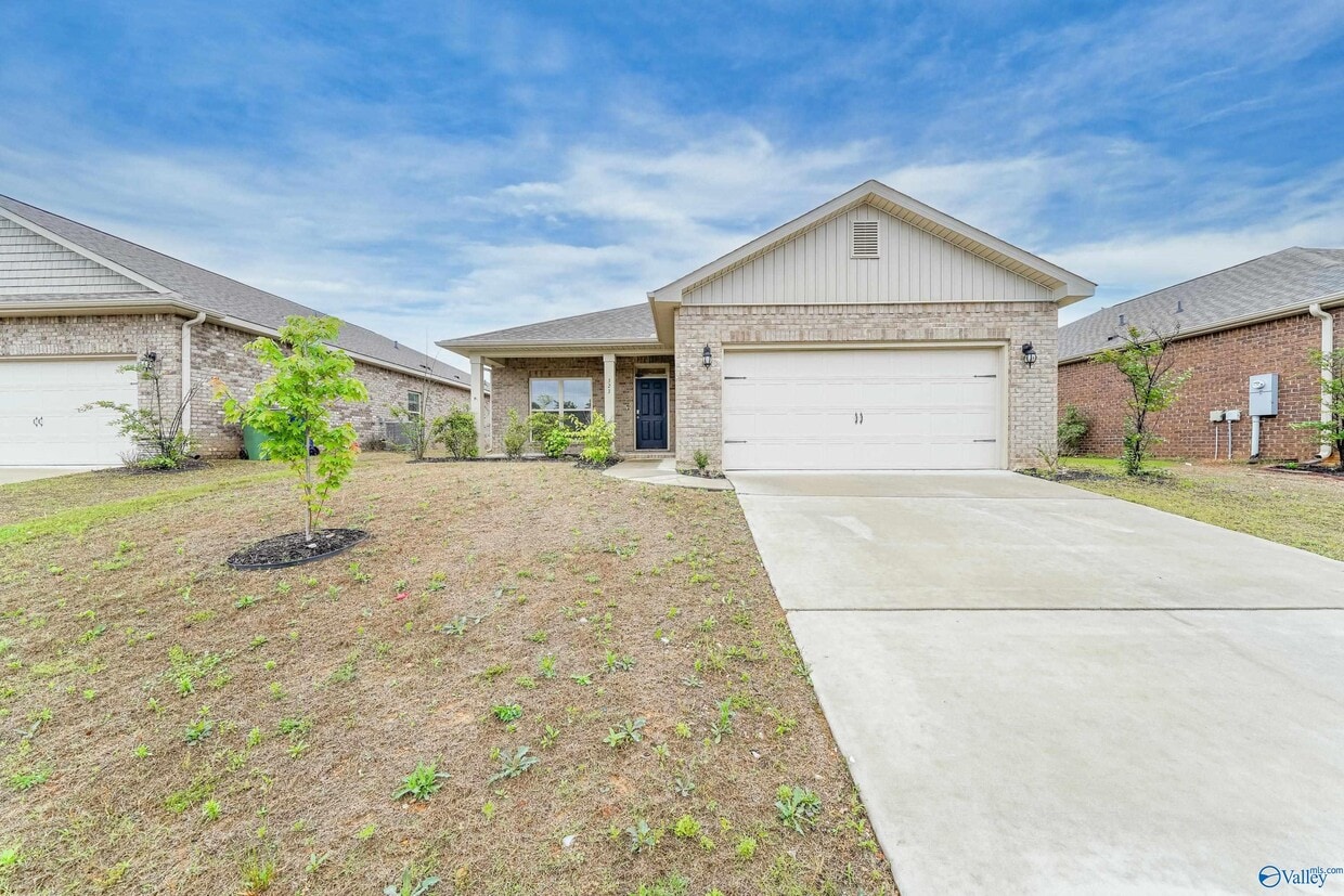 Primary Photo - 323 Ivyleaf Dr