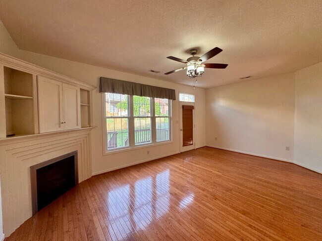 Foto del edificio - 2948 Crystal Spring Ln