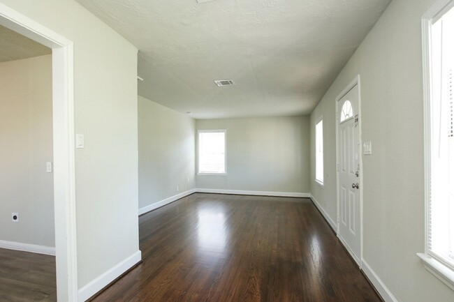 Foto del edificio - Coming Soon in South Park - 3 bedroom 1 bath!