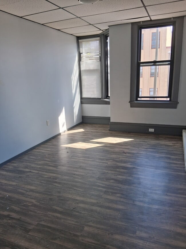 Building Photo - 305 Penn St