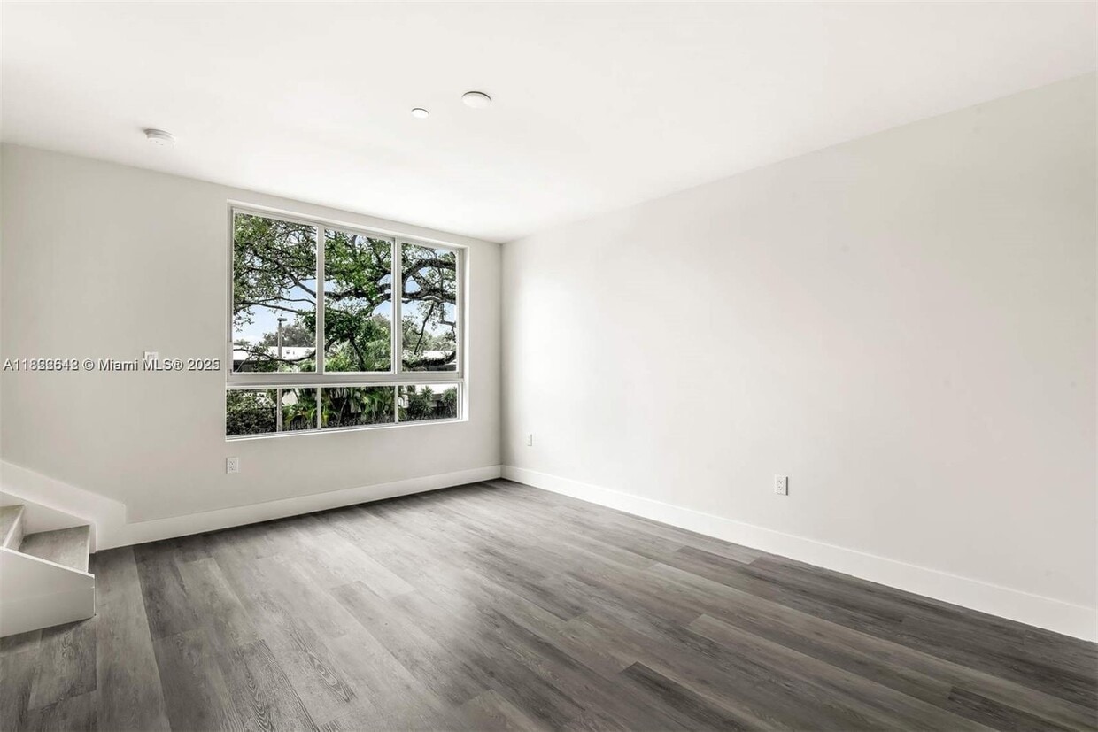 Building Photo - 2555 NE 193rd St