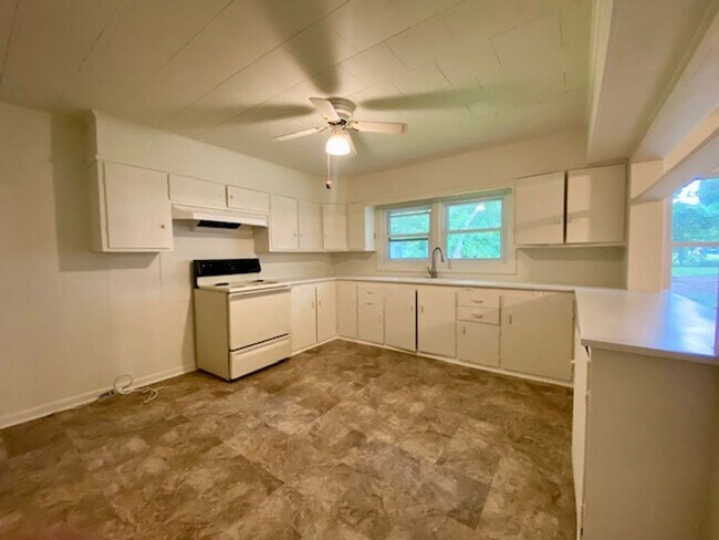 Building Photo - 616 Edgar St