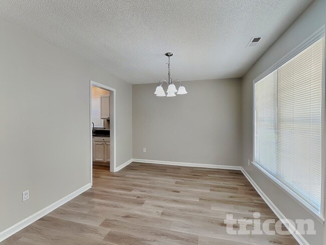 Building Photo - 4417 Woodlawn Dr