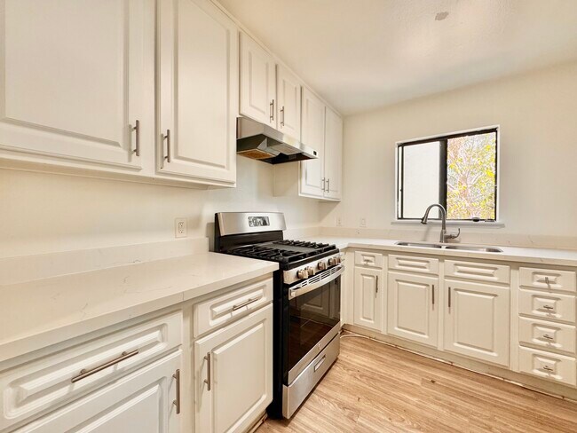 Building Photo - 812 E 28th St