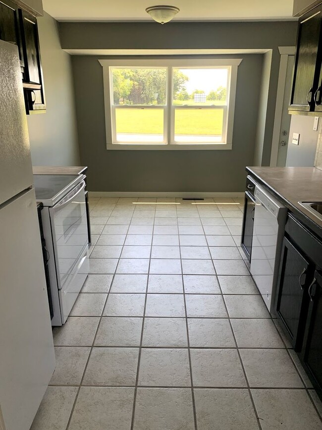 Building Photo - 2 bedroom Duplex with basement  - Harry and Webb Rd