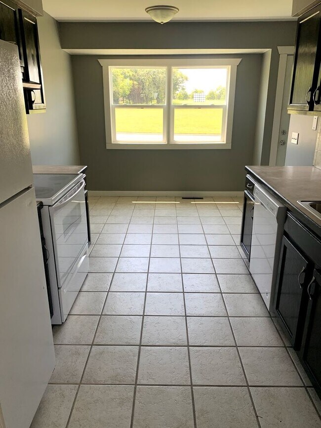 Foto del edificio - 2 bedroom Duplex with basement  - Harry and Webb Rd