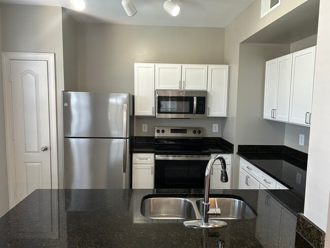 Percy con gabinetes blancos - Deerfield at Providence