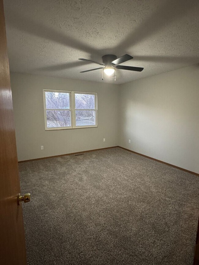 Building Photo - 3 Bedroom Home with large fenced in backyard