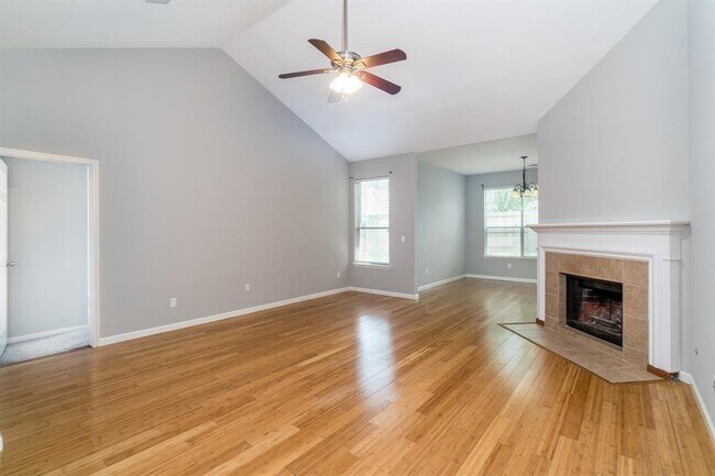 Foto del edificio - 18115 Holly Forest Dr