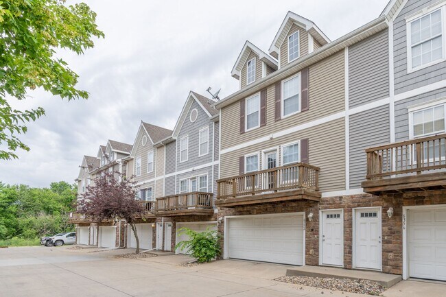 Foto del edificio - 2 Bedroom 2 Bathroom Town House - End Unit
