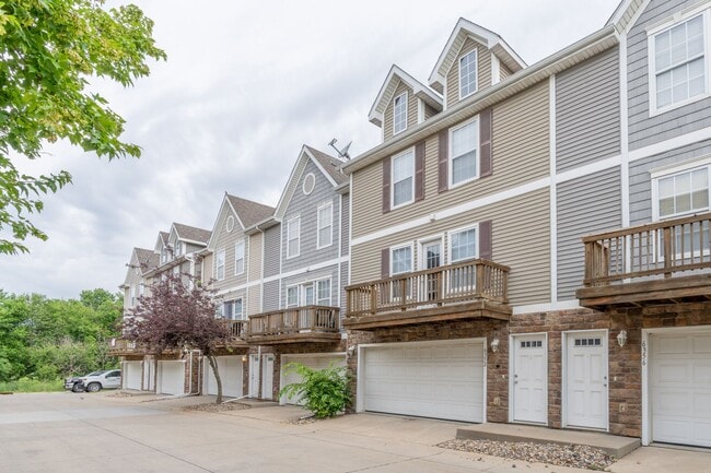 Building Photo - 2 Bedroom 2 Bathroom Town House - End Unit