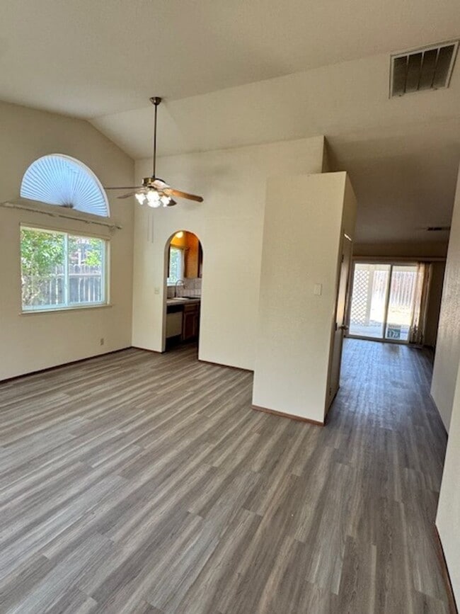 Building Photo - North Hilltop Home