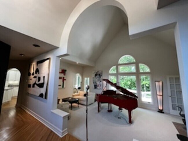 Building Photo - Stunning Custom Built Home with ALL Utilit...
