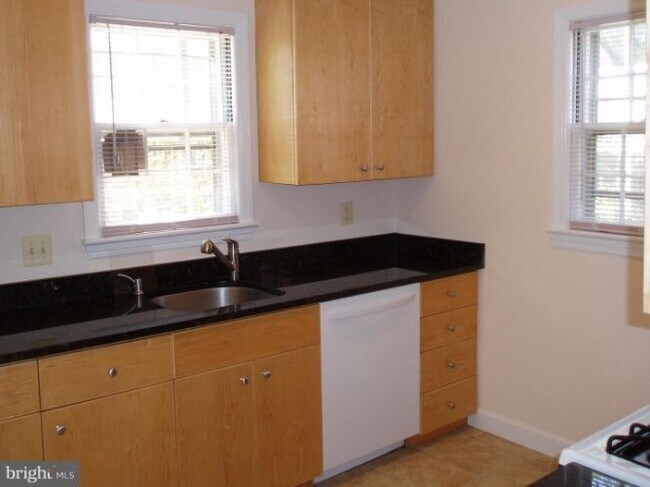 Foto del edificio - 9912 Dickens Ave