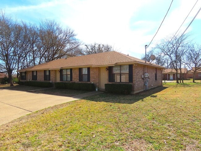 Building Photo - Whitehouse ISD- 2 Bedroom 1 Bath Triplex