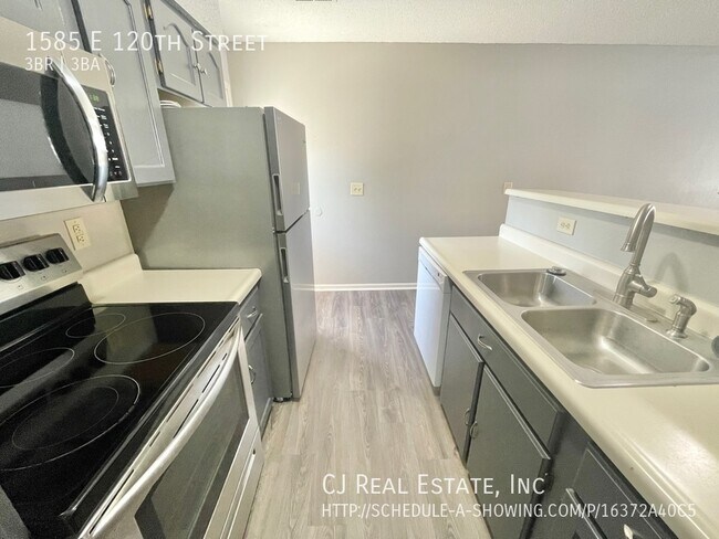 Foto del edificio - 1585 E 120th St