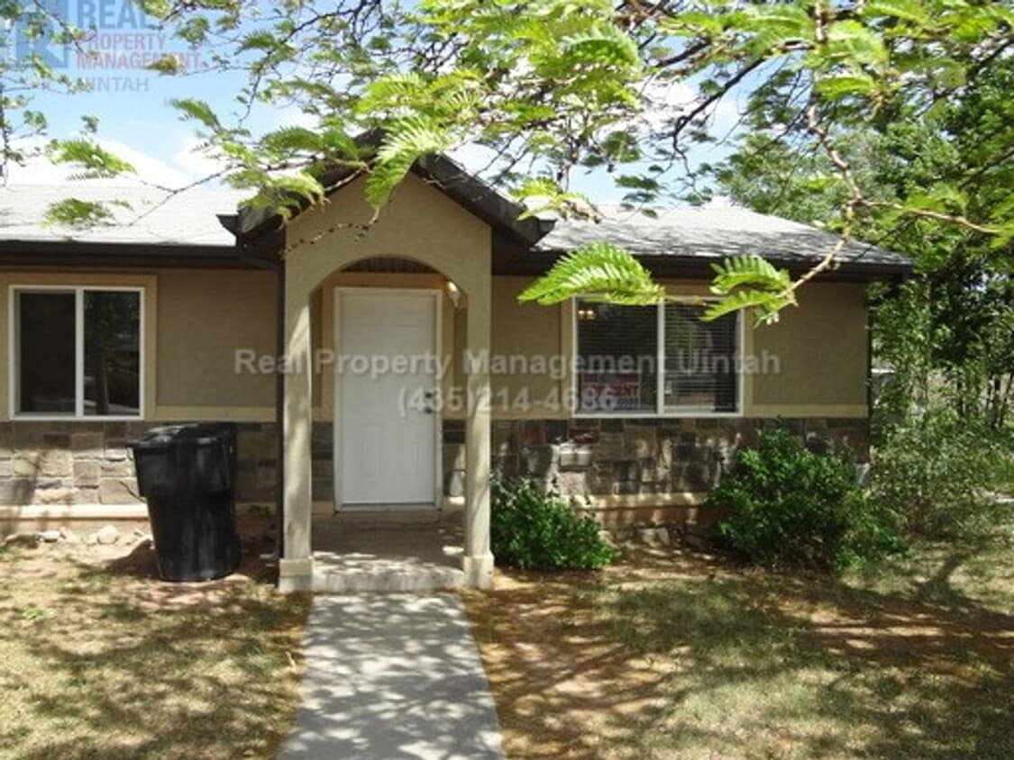 Primary Photo - 2 bedroom, 1 Bath Duplex in Roosevelt!