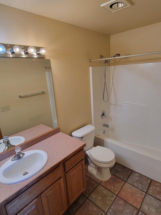 Foto del edificio - 3 Bedroom, 2.5 Bathroom Townhouse