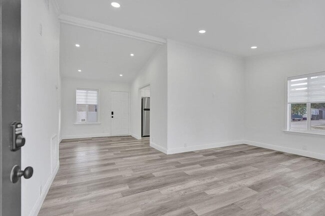 Building Photo - 229 SW 1st Ave